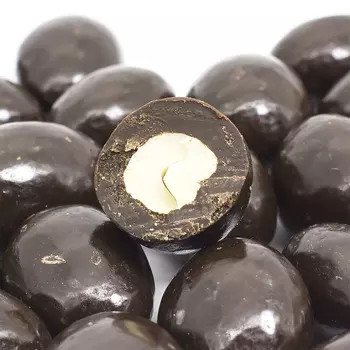 Миндаль в темной шоколадной глазури