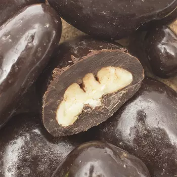 Пекан в темной шоколадной глазури