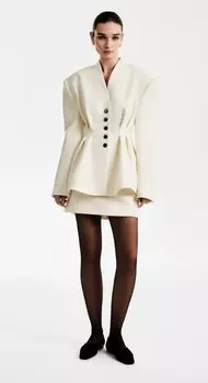 Костюм: приталенный жакет и юбка-мини