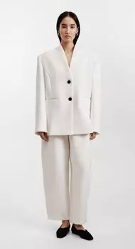 Костюм: жакет без лацканов и брюки объемного силуэта