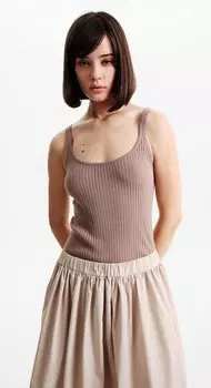 Топ на тонкиx бретелях