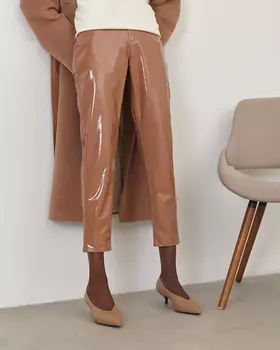 Брюки mom fit из бежевого латекса