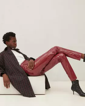 Брюки slim fit из бордового латекса