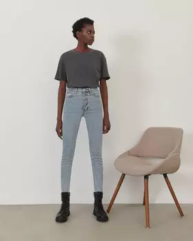 Джинсы зауженные светло-голубого цвета