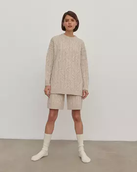 Костюм вязаный:джемпер и шорты бежевого цвета