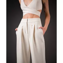 Кроп-топ с V-вырезом молочного цвета