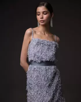 Платье мини из перьев серо-голубого цвета