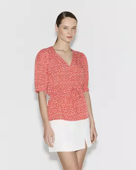 Блузка красного цвета