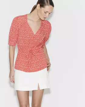 Блузка красного цвета