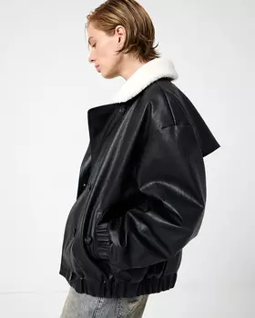 Бомбер черного цвета из экокожи объемного силуэта