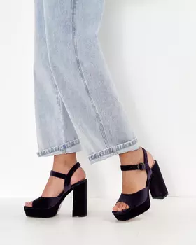 Босоножки на платформе фиолетового цвета