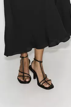 Босоножки на высоком каблуке черного цвета