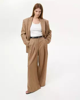 Брюки со складками бежевого цвета