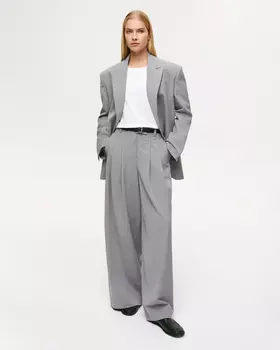 Брюки со складками серого цвета