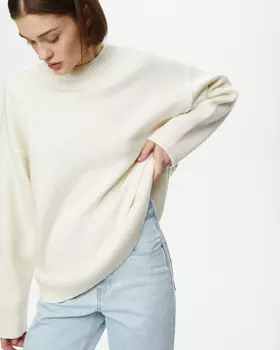 Джемпер базовый молочного цвета
