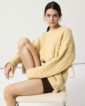 Джемпер оверсайз с косами ванильного цвета