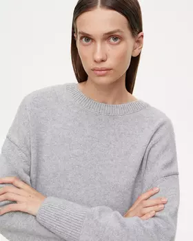 Джемпер с круглой горловиной серого цвета