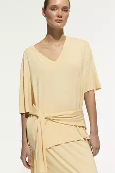 Футболка c V-образным вырезом из тонкого трикотажа желтого цвета