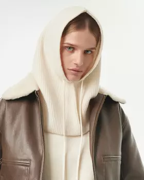 Капор молочного цвета