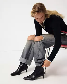 Кожаные ботильоны черного цвета на среднем каблуке