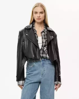 Куртка кожаная черного цвета