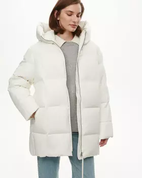 Куртка-пуховик с капюшоном молочного цвета