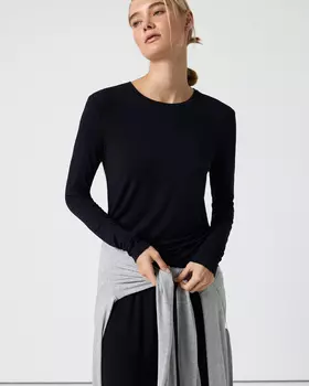 Лонгслив черного цвета