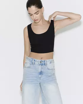 Майка укороченная черного цвета