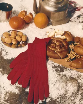 Перчатки из шерсти мериноса красного цвета