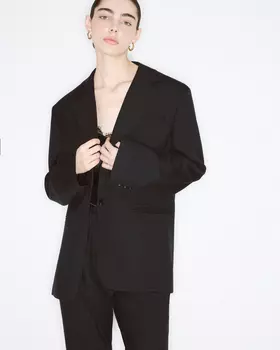 Приталенный жакет черного цвета