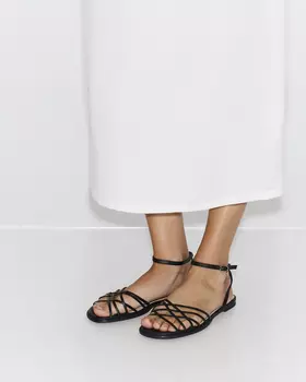 Сандалии на плоской подошве черного цвета