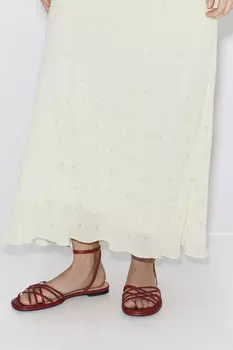 Сандалии на плоской подошве красного цвета