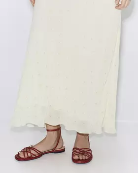 Сандалии на плоской подошве красного цвета