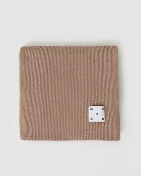 Шарф с шерстью енота бежевого цвета