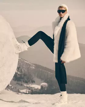 Шуба из эко-меха короткая молочного цвета