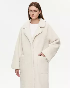 Шуба из эко-меха молочного цвета