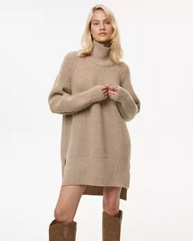 Свитер с высоким горлом бежевого цвета