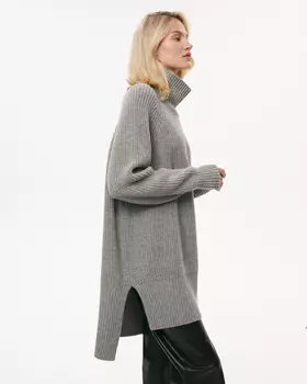 Свитер с высоким горлом серого цвета