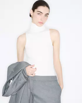 Топ молочного цвета с воротником