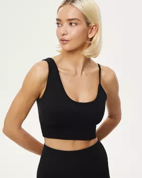 Топ с асимметричным вырезом черного цвета