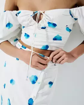 Топ с объемными рукавами белого цвета