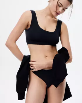 Топ с широкими бретелями черного цвета