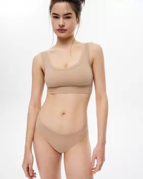 Топ с широкими лямками светло-бежевого цвета