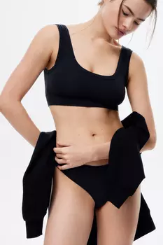 Топ с широкими лямками черного цвета