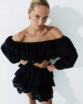 Топ с воланом черного цвета