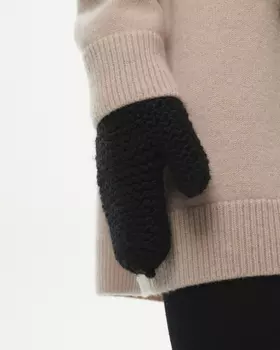 Варежки вязаные черного цвета