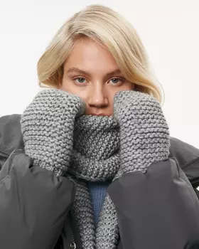 Варежки вязаные серого цвета