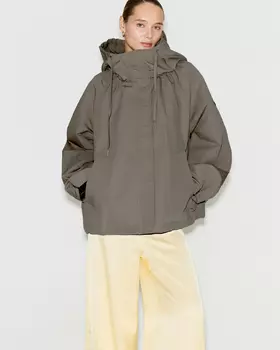 Ветровка с капюшоном серо-бежевого цвета