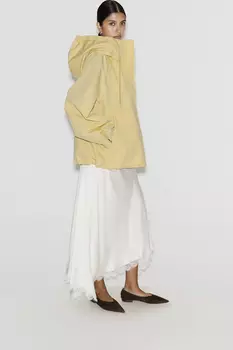 Ветровка с капюшоном светло-желтого цвета