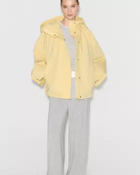 Ветровка с капюшоном светло-желтого цвета